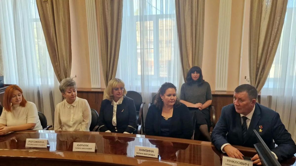 На встрече с заведующими Энгельсских детских садов поговорили о завершённых в учреждениях ремонтах, что изменилось, что ещё необходимо сделать, обсудили вопросы, с которыми сегодня сталкиваются дошкольные учреждения На встрече с заведующими Энгельсских детских садов поговорили о завершённых в учреждениях ремонтах, что изменилось, что ещё необходимо сделать, обсудили вопросы, с которыми сегодня сталкиваются дошкольные учреждения