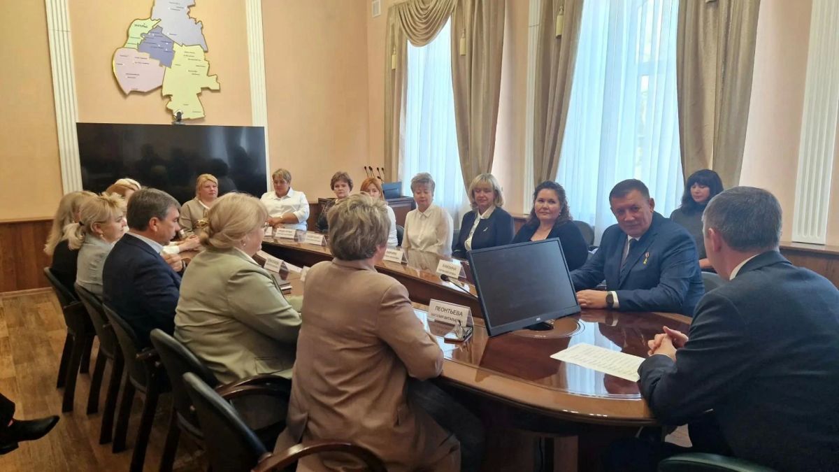 На встрече с заведующими Энгельсских детских садов поговорили о завершённых в учреждениях ремонтах, что изменилось, что ещё необходимо сделать, обсудили вопросы, с которыми сегодня сталкиваются дошкольные учреждения На встрече с заведующими Энгельсских детских садов поговорили о завершённых в учреждениях ремонтах, что изменилось, что ещё необходимо сделать, обсудили вопросы, с которыми сегодня сталкиваются дошкольные учреждения