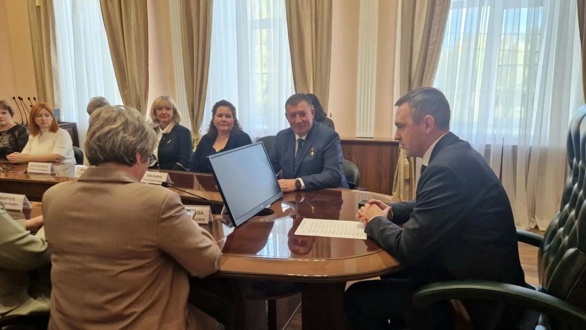 На встрече с заведующими Энгельсских детских садов поговорили о завершённых в учреждениях ремонтах, что изменилось, что ещё необходимо сделать, обсудили вопросы, с которыми сегодня сталкиваются дошкольные учреждения На встрече с заведующими Энгельсских детских садов поговорили о завершённых в учреждениях ремонтах, что изменилось, что ещё необходимо сделать, обсудили вопросы, с которыми сегодня сталкиваются дошкольные учреждения