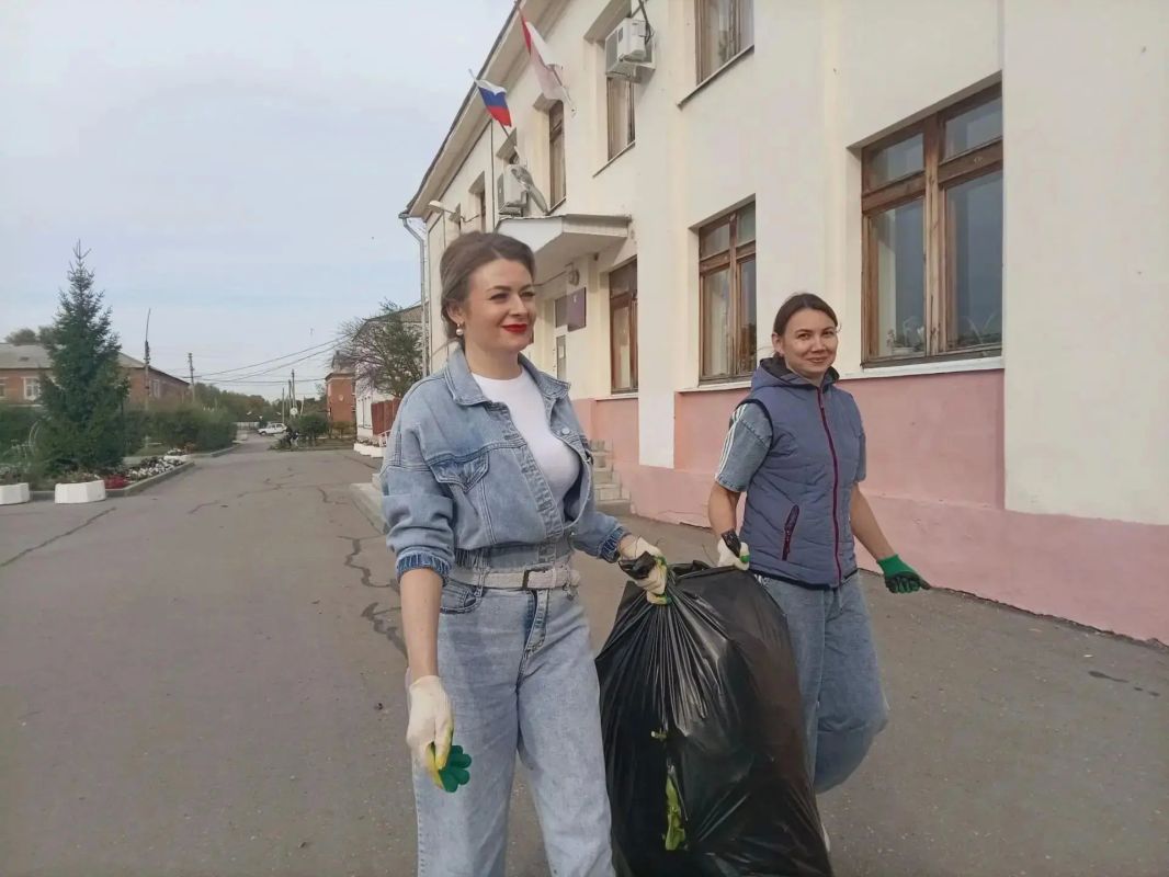 Сотни саратовцев вышли на субботник Сотни саратовцев вышли на субботник