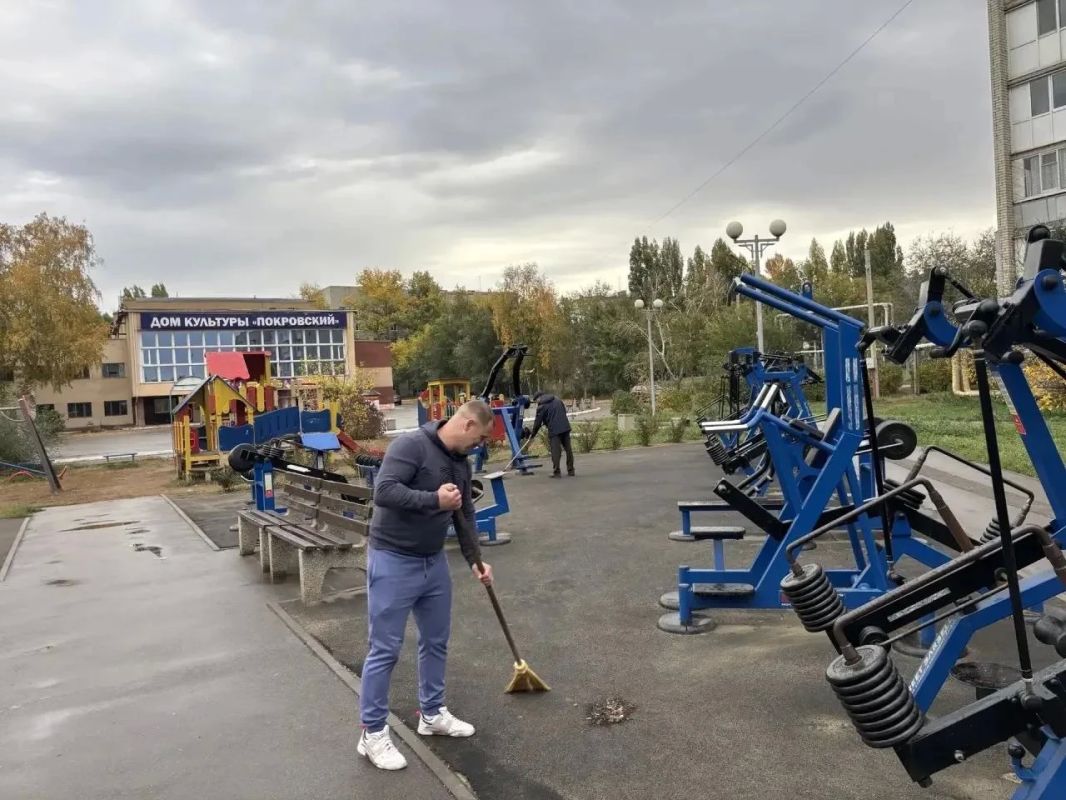 У Дома культуры «Покровский», на территории Народного фитнес парка, прошёл традиционный субботник — ещё одно яркое подтверждение того, как общими усилиями можно сделать пространство вокруг себя уютнее и комфортнее У Дома культуры «Покровский», на территории Народного фитнес парка, прошёл традиционный субботник — ещё одно яркое подтверждение того, как общими усилиями можно сделать пространство вокруг себя уютнее и комфортнее