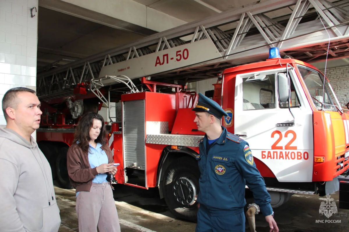 На час стали пожарными. Балаковские журналисты приняли участие в специально организованном для них сотрудниками 1 пожарно-спасательного отряда пожарном квесте