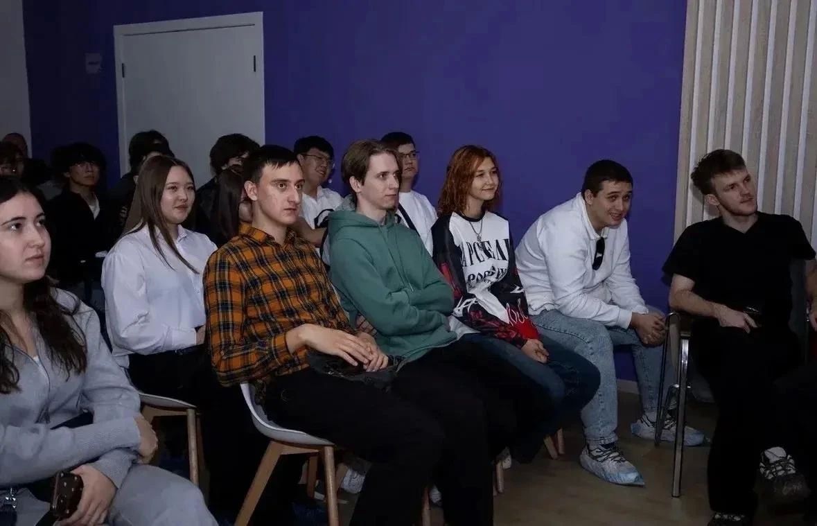 В Энгельсе и Саратове прошла серия интенсивных мастерклассов для студентов — в рамках проекта «Колледжлига КВН: профессионалы юмора» В Энгельсе и Саратове прошла серия интенсивных мастерклассов для студентов — в рамках проекта «Колледжлига КВН: профессионалы юмора»
