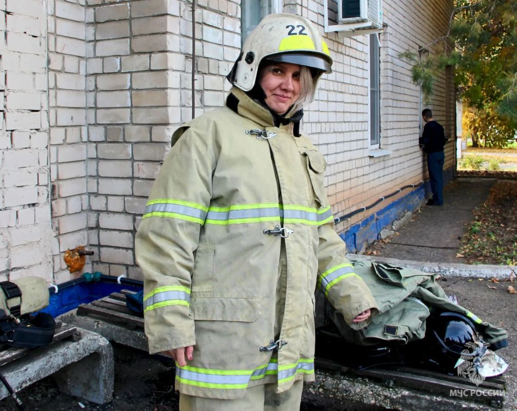 На час стали пожарными. Балаковские журналисты приняли участие в специально организованном для них сотрудниками 1 пожарно-спасательного отряда пожарном квесте На час стали пожарными. Балаковские журналисты приняли участие в специально организованном для них сотрудниками 1 пожарно-спасательного отряда пожарном квесте