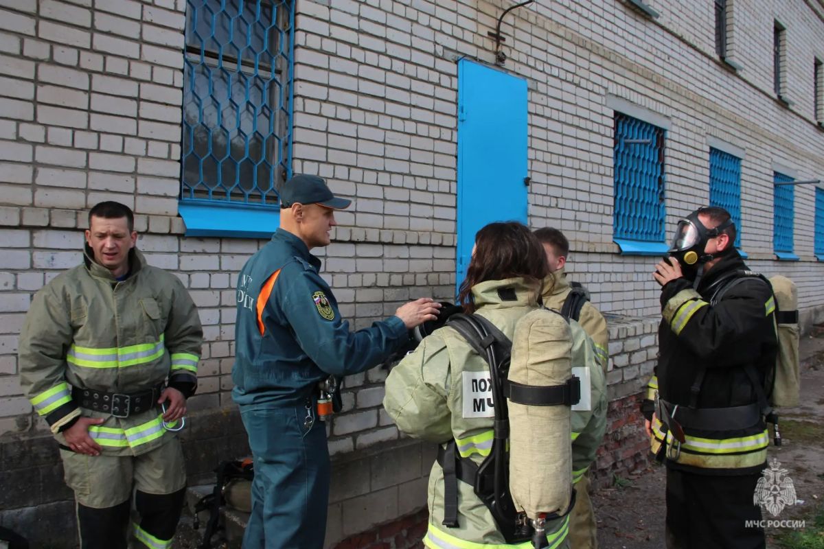 На час стали пожарными. Балаковские журналисты приняли участие в специально организованном для них сотрудниками 1 пожарно-спасательного отряда пожарном квесте На час стали пожарными. Балаковские журналисты приняли участие в специально организованном для них сотрудниками 1 пожарно-спасательного отряда пожарном квесте