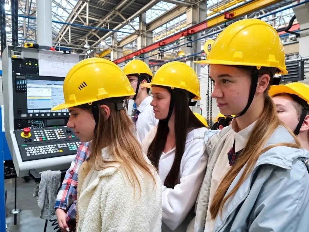 Школьники знакомятся с профессиями большой энергетики Школьники знакомятся с профессиями большой энергетики