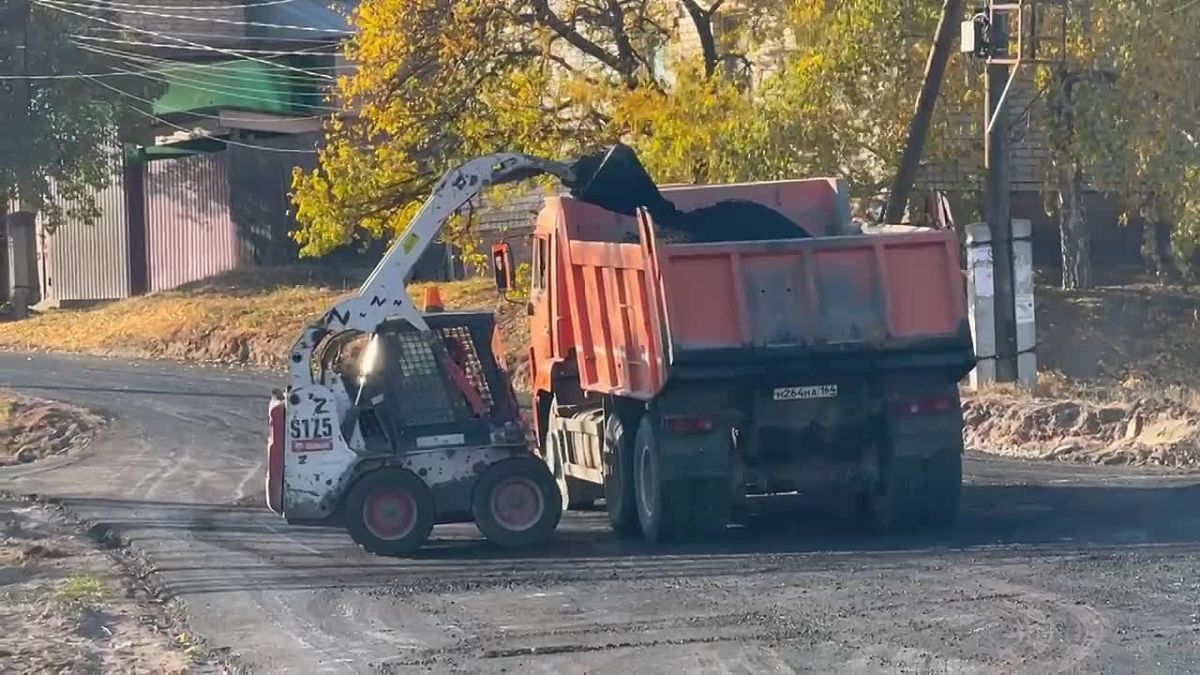 Сегодня подрядная организация приступила к укладке верхнего слоя асфальта на улице Спортивная