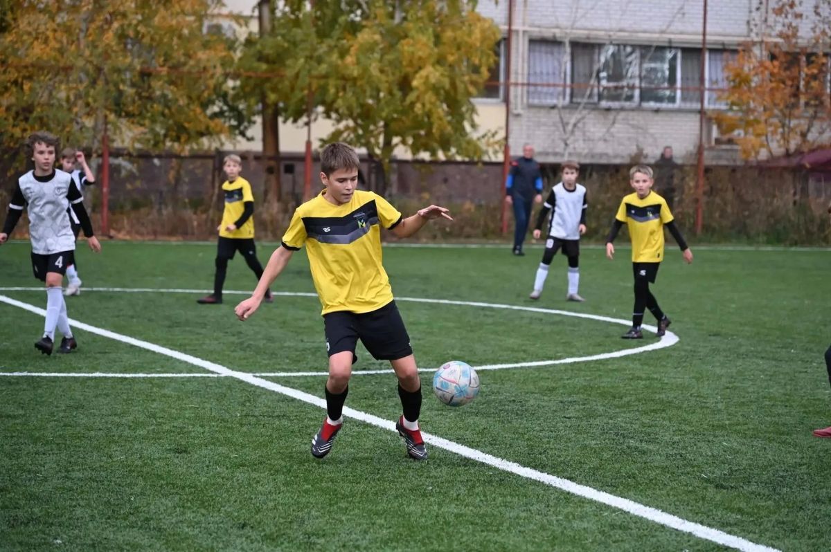 На новой футбольной площадке школы №9, которая появилась благодаря победам в XXIII открытом турнире по дворовому футболу на Кубок Губернатора Саратовской области, в рамках Первенства области по футболу среди юношей 2014...