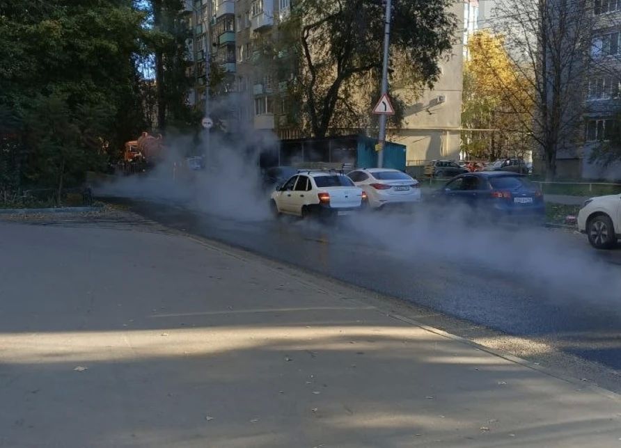 Кипяток на дороге: очередная коммунальная авария в центре Саратова Кипяток на дороге: очередная коммунальная авария в центре Саратова