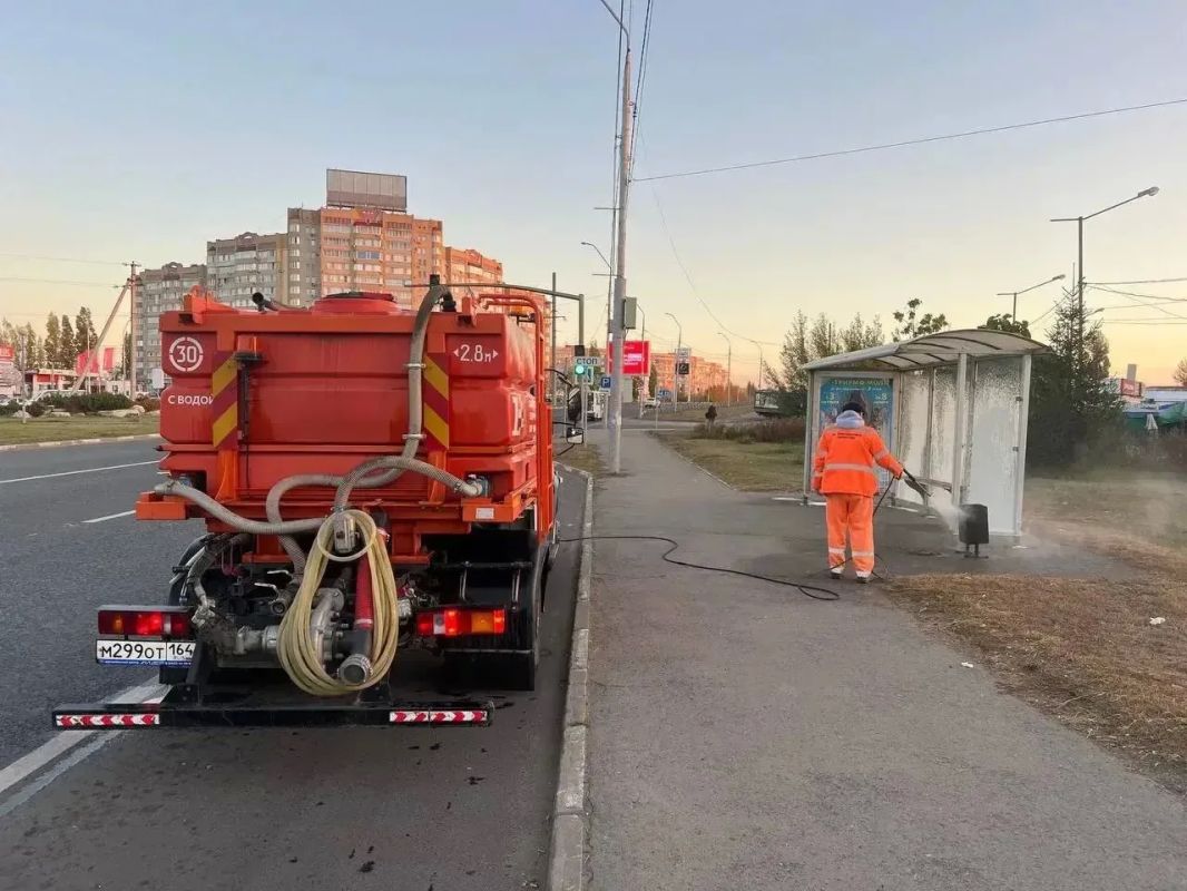 Уборка города. Коммунальные службы осуществляют уборку дорог и тротуаров, мойку остановочных павильонов, вывоз мусора и порубочного материала, а также ремонт элементов дорожного движения