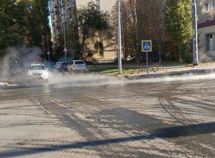 Кипяток на дороге: очередная коммунальная авария в центре Саратова Кипяток на дороге: очередная коммунальная авария в центре Саратова