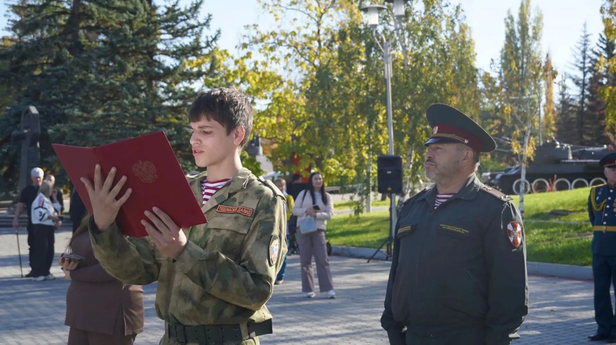 В Саратове представители Росгвардии приняли участие в церемонии принятия присяги воспитанниками "Гвардейской смены" В Саратове представители Росгвардии приняли участие в церемонии принятия присяги воспитанниками "Гвардейской смены"