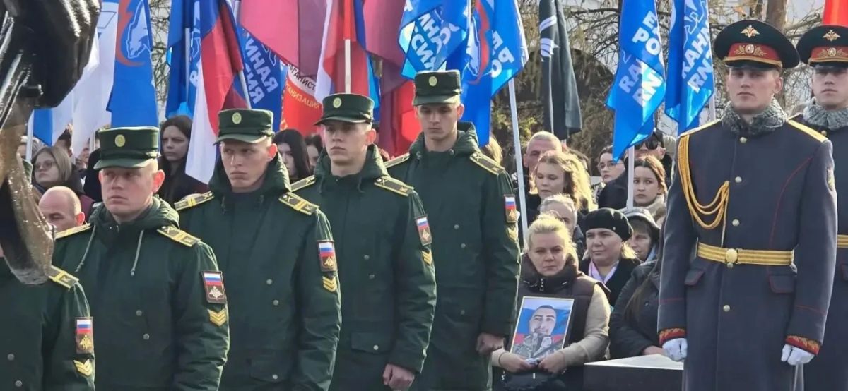В Парке Победы на Соколовой горе состоялась церемония, посвящённая занесению имён на мемориал «Землякам, погибшим в локальных войнах» В Парке Победы на Соколовой горе состоялась церемония, посвящённая занесению имён на мемориал «Землякам, погибшим в локальных войнах»