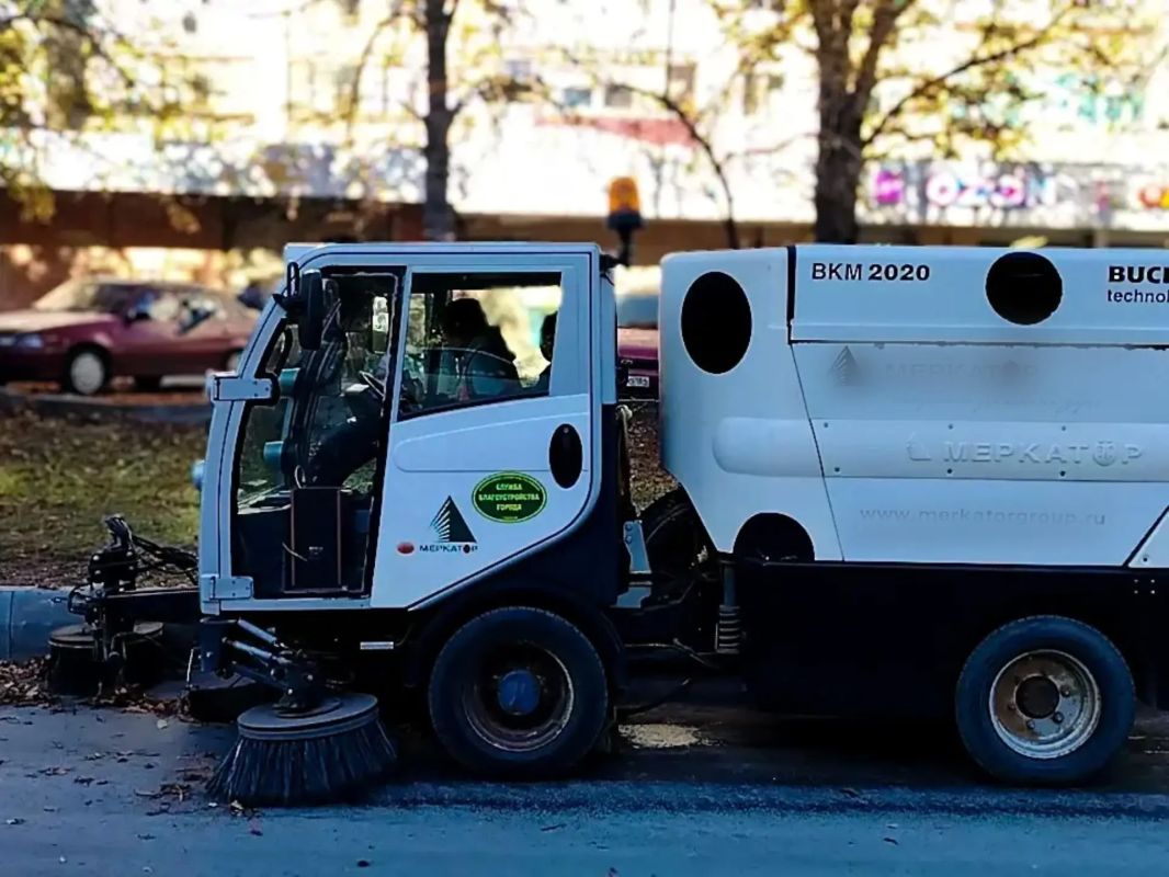 Уборка города. Коммунальные службы осуществляют уборку дорог и тротуаров, мойку остановочных павильонов, вывоз мусора и порубочного материала, а также ремонт элементов дорожного движения Уборка города. Коммунальные службы осуществляют уборку дорог и тротуаров, мойку остановочных павильонов, вывоз мусора и порубочного материала, а также ремонт элементов дорожного движения
