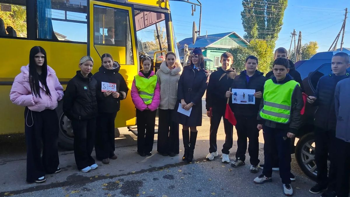 В Пугачеве госавтоинспекторы напомнили о необходимости соблюдения ПДД В Пугачеве госавтоинспекторы напомнили о необходимости соблюдения ПДД