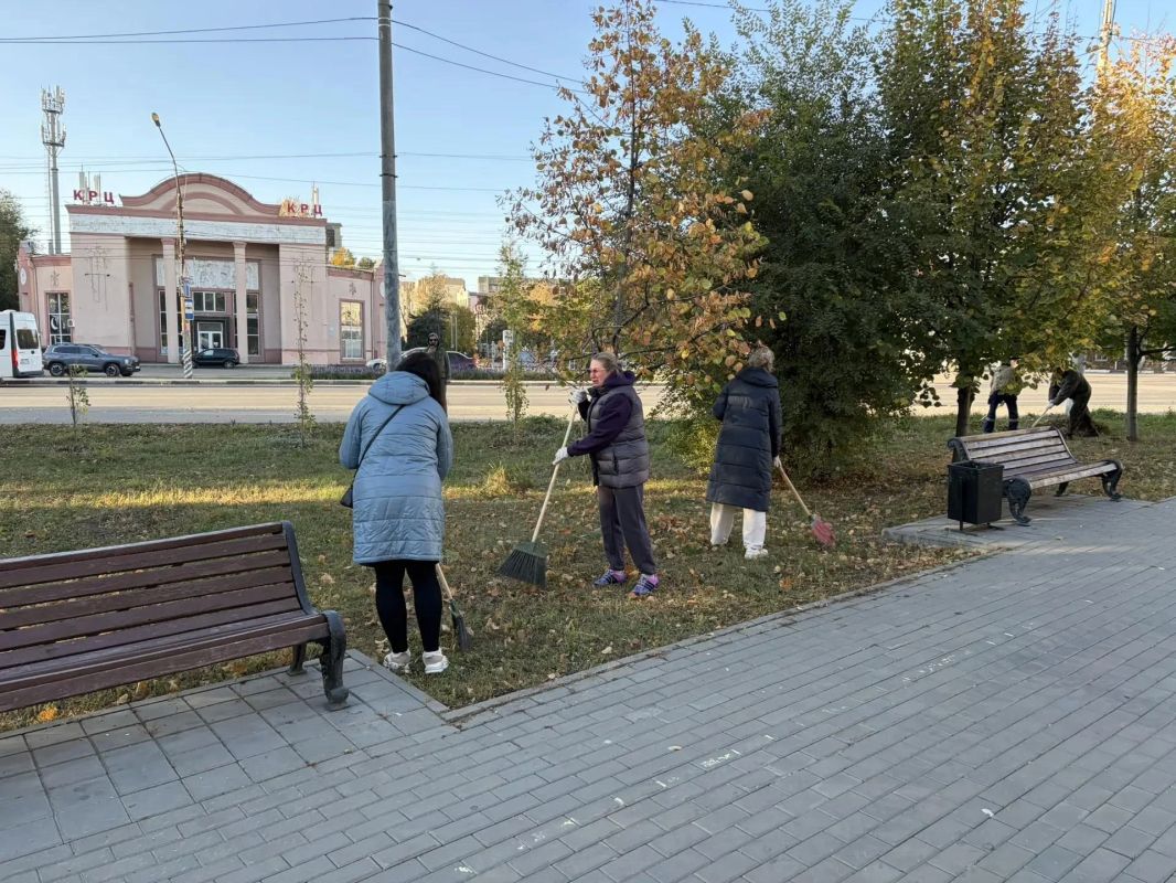 Уже четвертую субботу подряд жители Энгельса выходят на городской субботник Уже четвертую субботу подряд жители Энгельса выходят на городской субботник