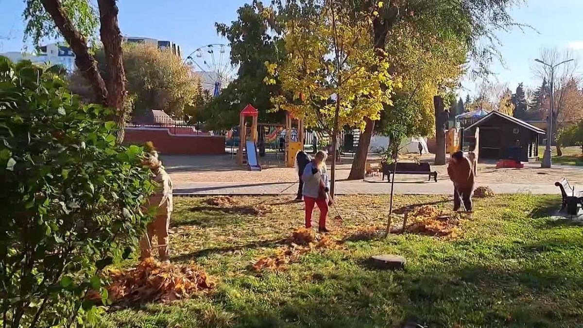 В Энгельсе в рамках месячника по благоустройству, объявленном губернатором Романом Бусаргиным, сегодня состоялся масштабный субботник