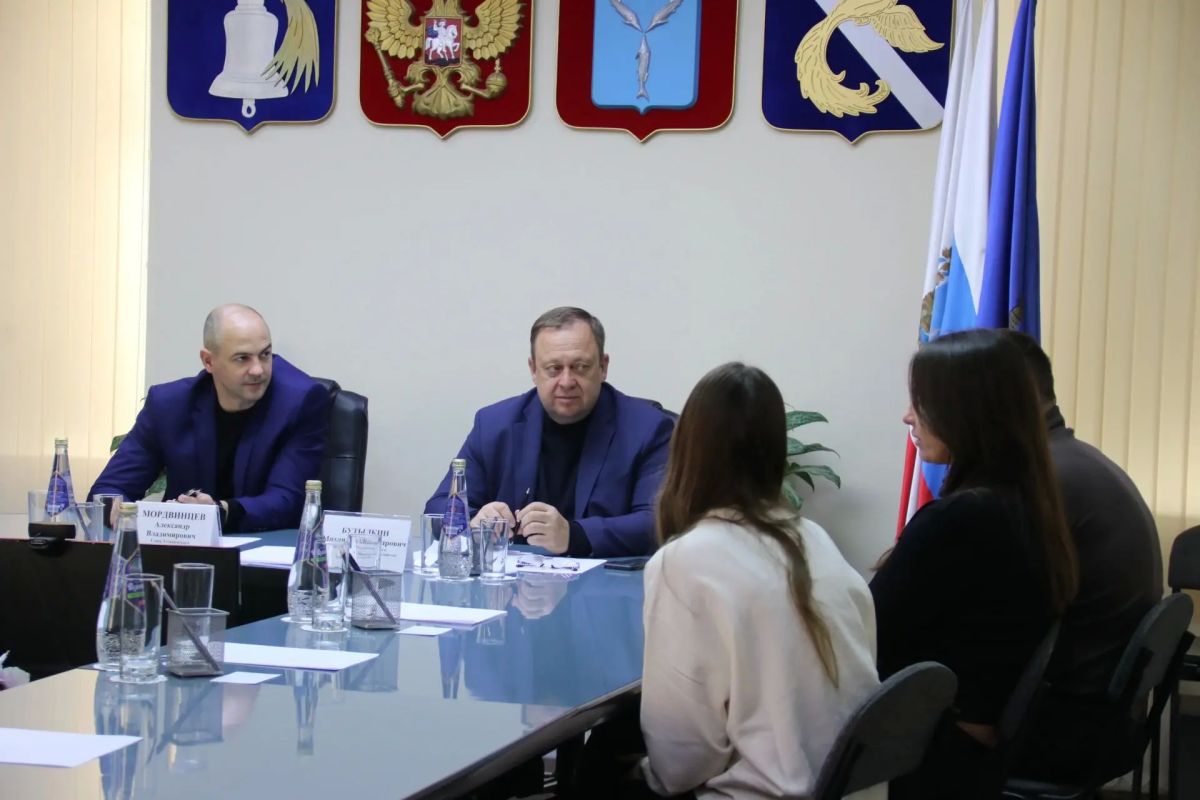 Сегодня министр строительства и ЖКХ области Михаил Бутылкин провел личный прием граждан в администрации Татищевского района