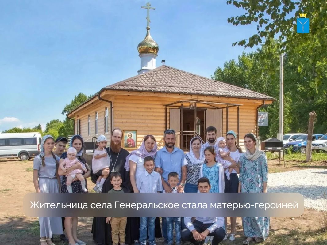 Многодетная мать Алина Колесова из села Генеральское Энгельсского района за большие заслуги в укреплении института семьи и воспитание детей получила звание «Мать-героиня»