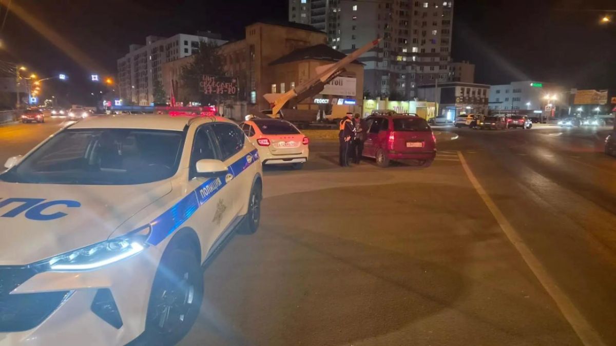 В выходные в Энгельсе сотрудники Госавтоинспекции в рамках межведомственного взаимодействия с администрацией Энгельсского района провели ночной профилактический рейд