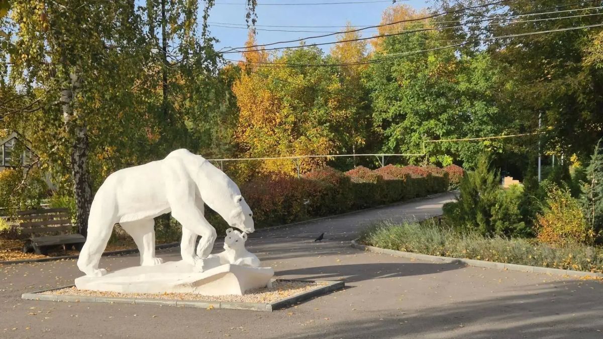 В саду на Новоузенской улице Саратова есть скульптура - группа белых медведей