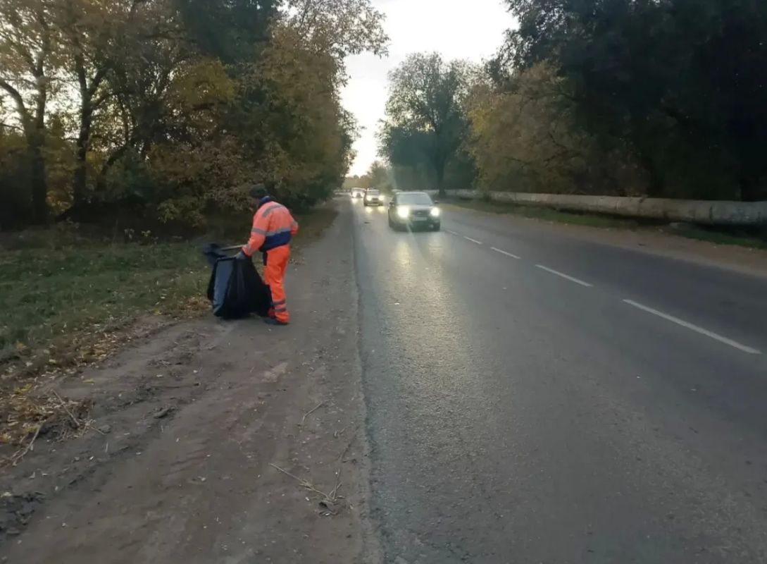 Пока город ещё спит, сотрудники МКУ «Городское хозяйство» уже берутся за дело Пока город ещё спит, сотрудники МКУ «Городское хозяйство» уже берутся за дело