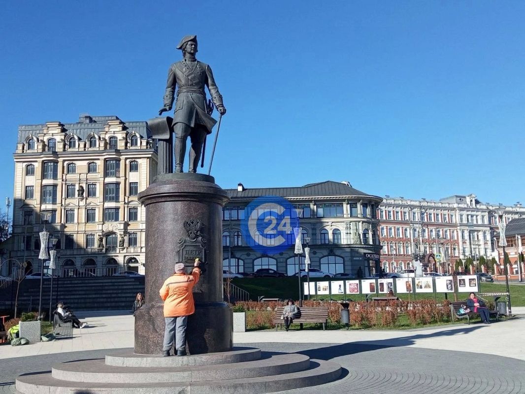 Нецензурную брань с памятника Петру I ликвидировали в Саратове Нецензурную брань с памятника Петру I ликвидировали в Саратове
