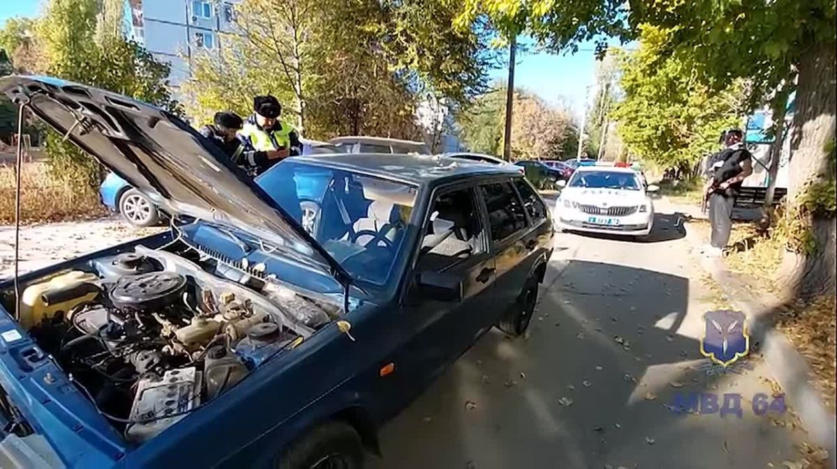 В Балаково полицейские пресекли поездку водителя без прав, использовавшего подложные госномера