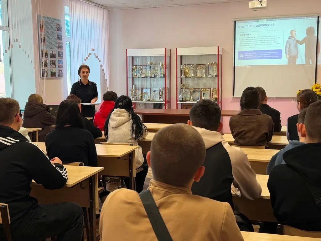 В Базарном Карабулаке полицейский побеседовала со студентами на тему безопасного поведения в сети Интернет В Базарном Карабулаке полицейский побеседовала со студентами на тему безопасного поведения в сети Интернет