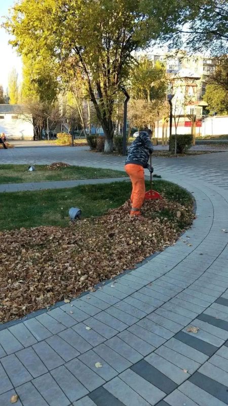 Коммунальные службы с самого утра приводят в порядок улицы города