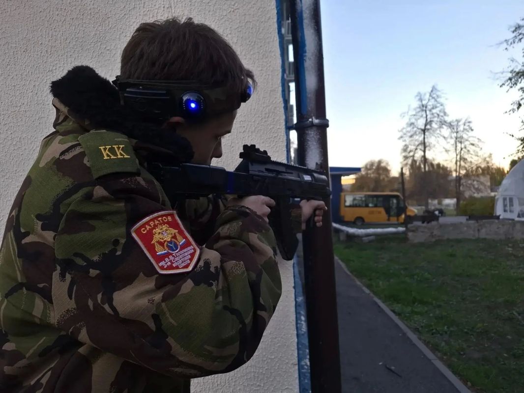 Школьники осваивают основы военной подготовки на программе «Дзержинец» Школьники осваивают основы военной подготовки на программе «Дзержинец»