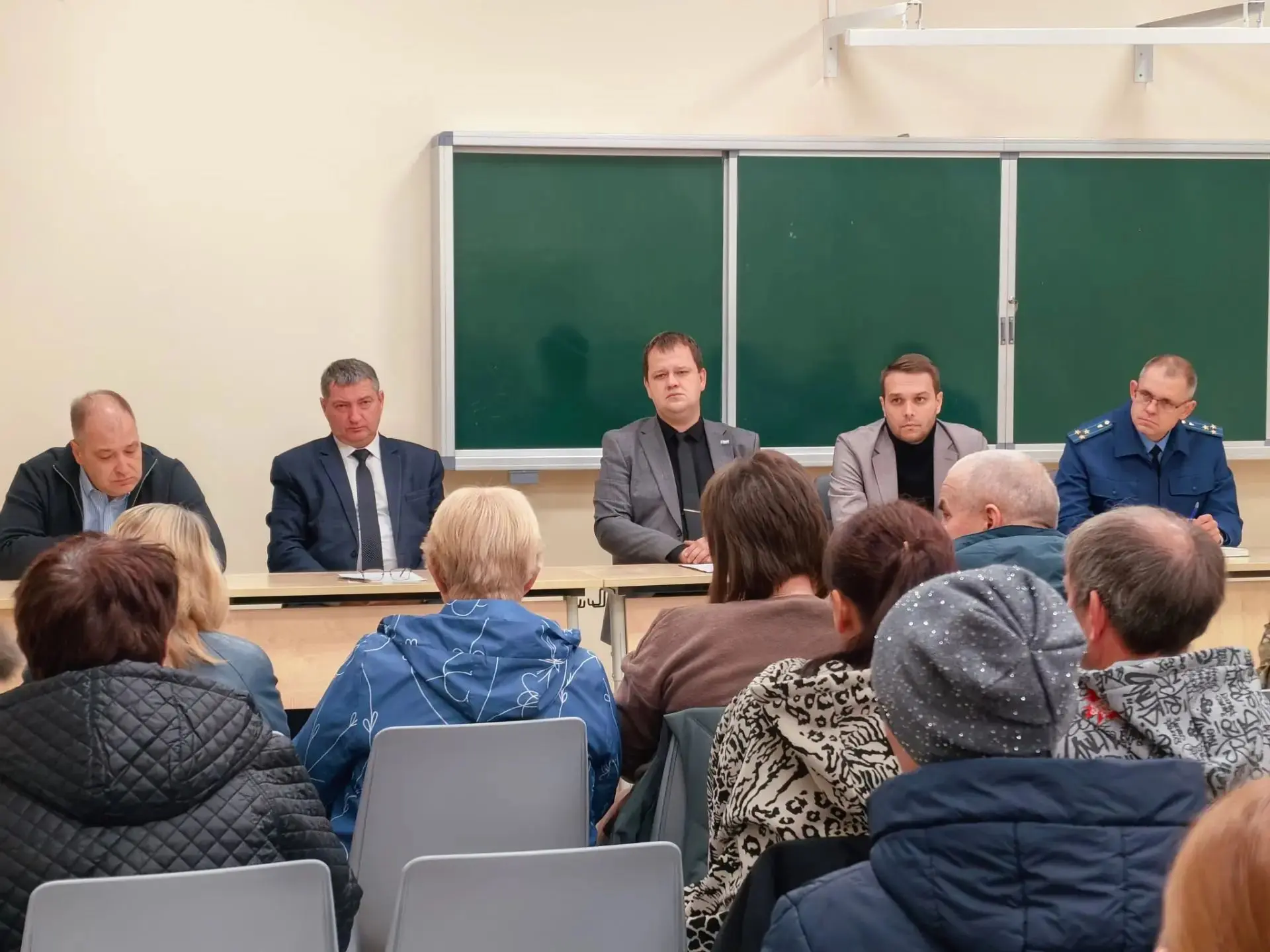 С жителями дома на улице Блинова обсудили восстановительные работы и вопросы отопления