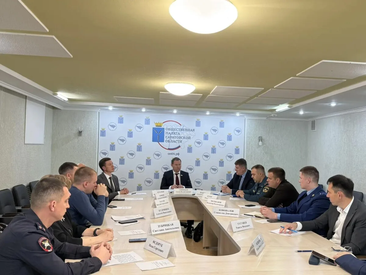 Безопасность дорожного хозяйства в зимний период: представители Госавтоинспекции приняли участие в заседании Общественной палаты Саратовской области