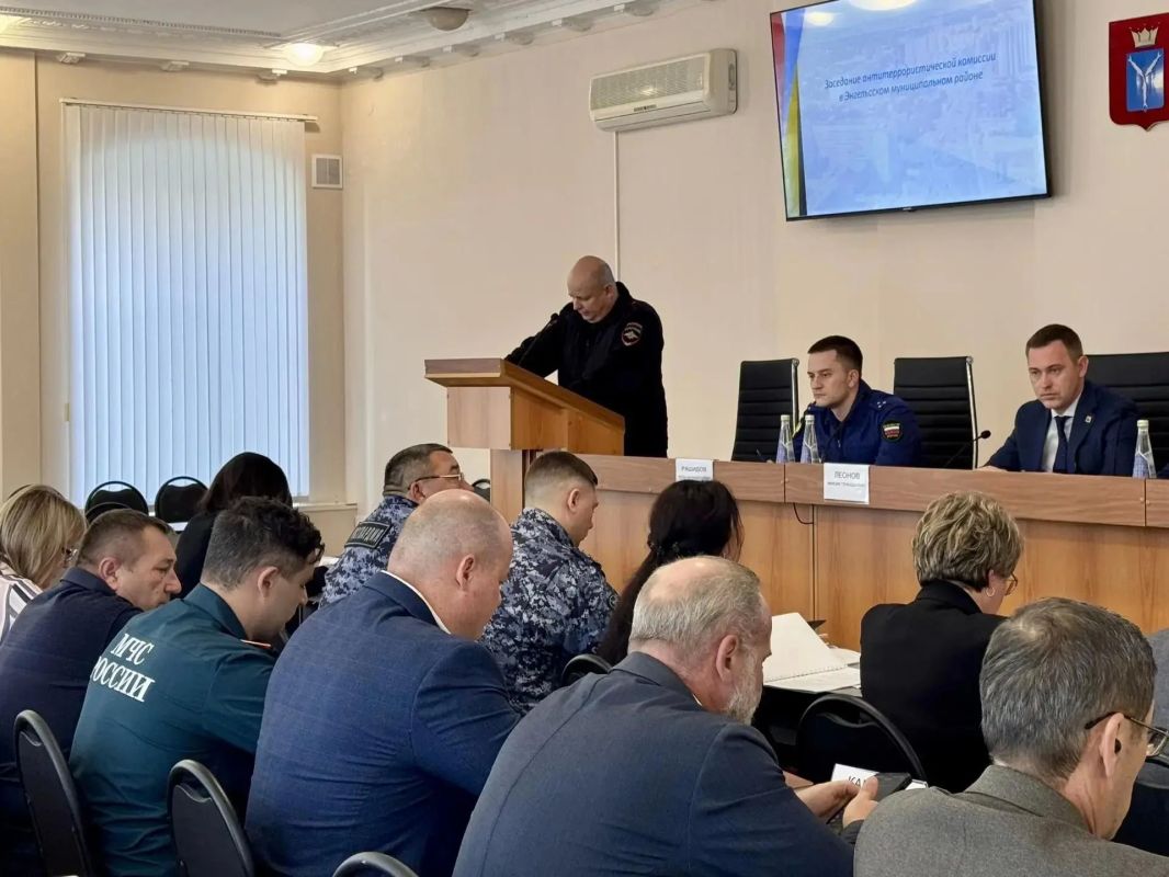 На заседании антитеррористической комиссии обсудили подготовку к празднованию Дня народного единства в Энгельсском районе На заседании антитеррористической комиссии обсудили подготовку к празднованию Дня народного единства в Энгельсском районе