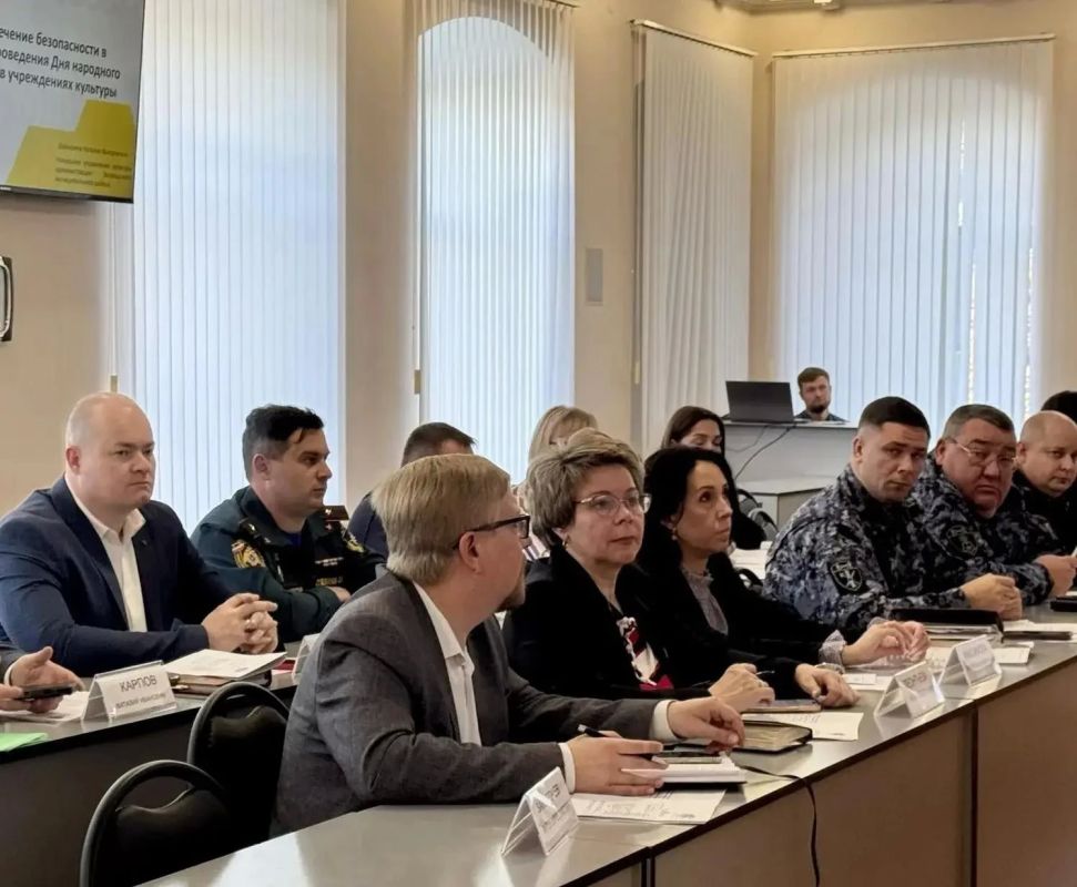 На заседании антитеррористической комиссии обсудили подготовку к празднованию Дня народного единства в Энгельсском районе На заседании антитеррористической комиссии обсудили подготовку к празднованию Дня народного единства в Энгельсском районе