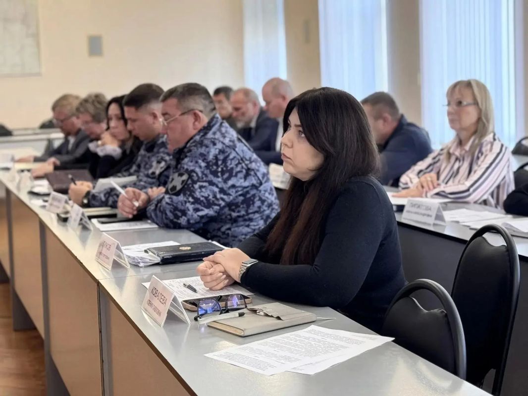 На заседании антитеррористической комиссии обсудили подготовку к празднованию Дня народного единства в Энгельсском районе На заседании антитеррористической комиссии обсудили подготовку к празднованию Дня народного единства в Энгельсском районе