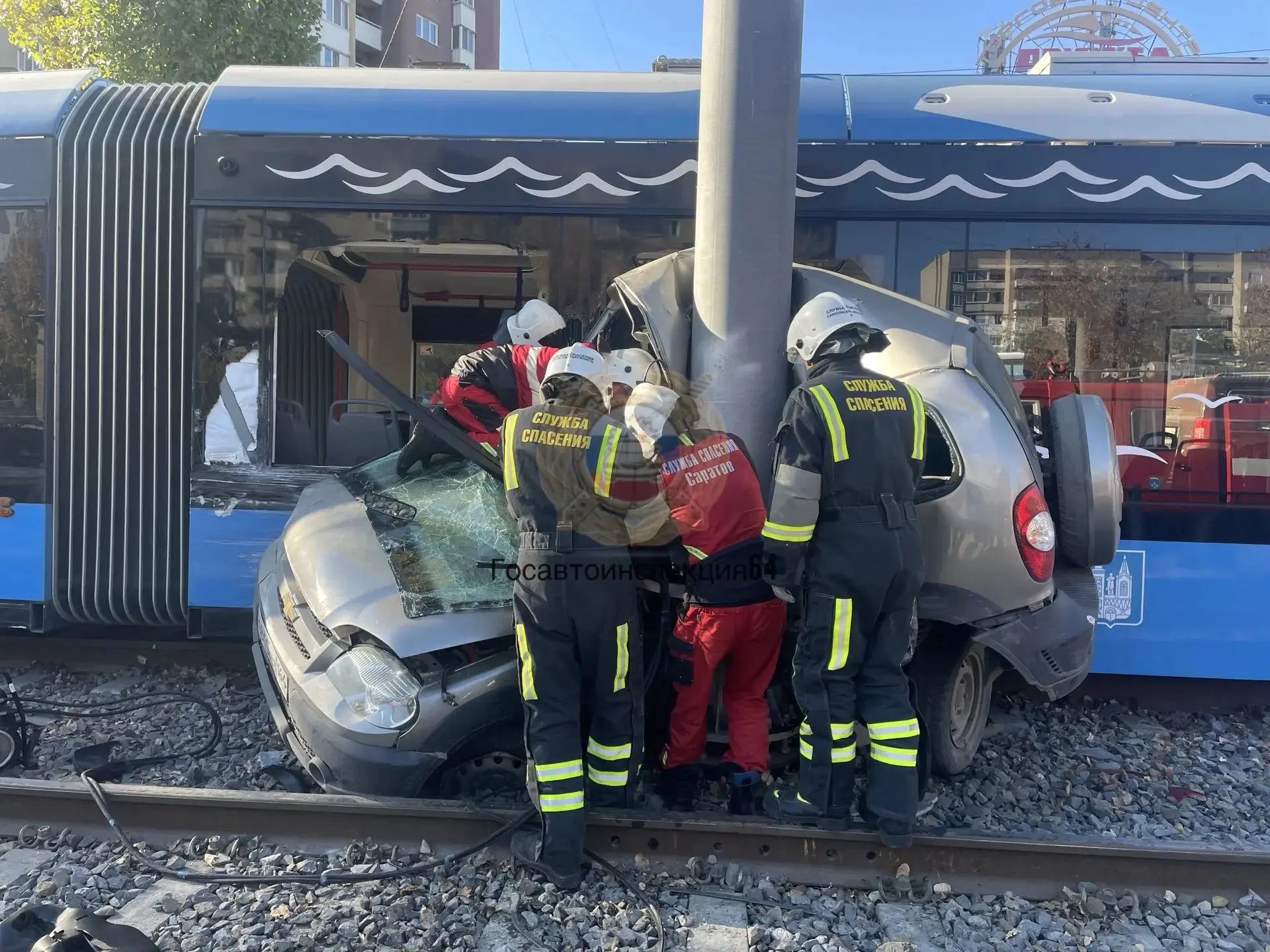 В Саратове полицейские работают на месте ДТП с погибшим