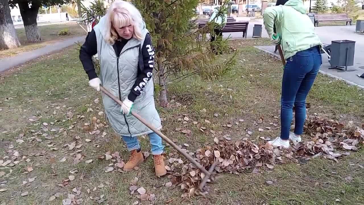 Сотрудники МКУ «Озеленение» вновь присоединились к городскому субботнику