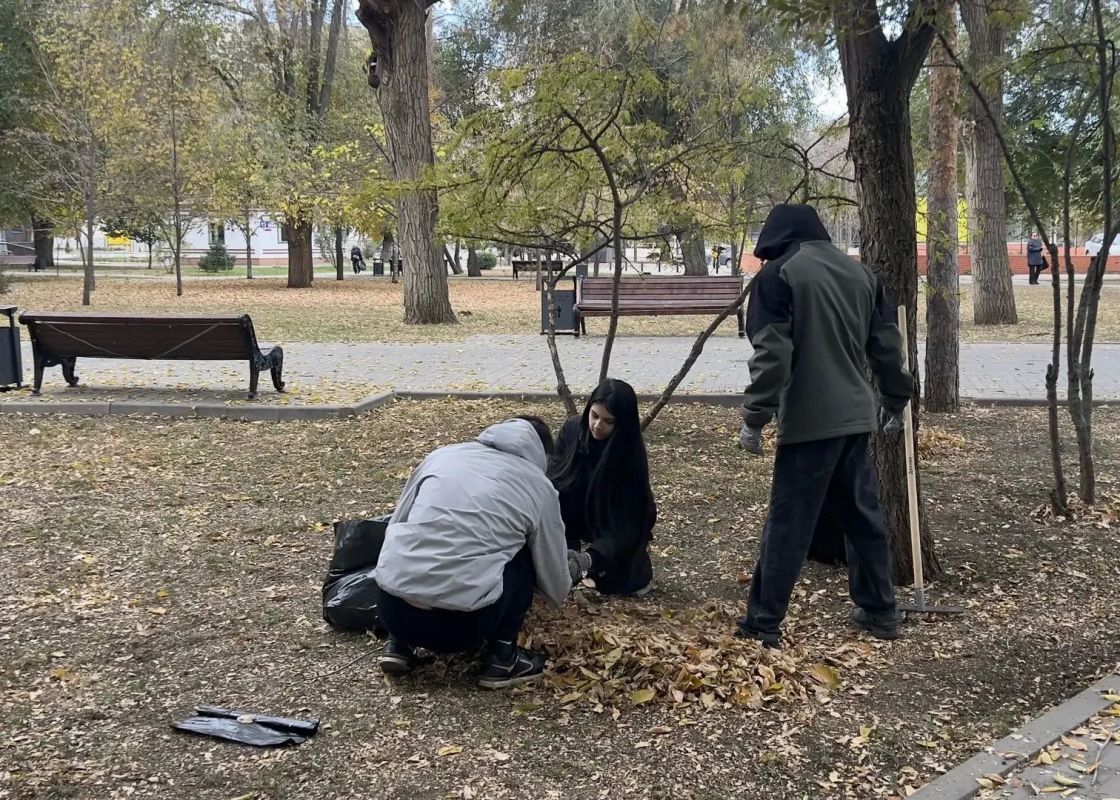 Субботник в «Покровском»: сделали парк чище вместе Субботник в «Покровском»: сделали парк чище вместе
