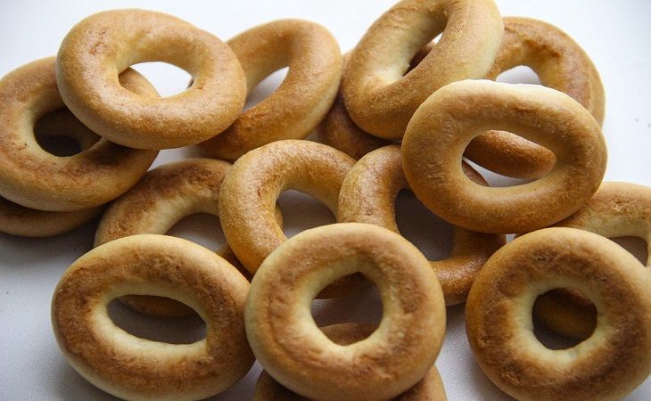 Простая закуска из сушек, куриного фарша и сыра в панировке: попробуйте оригинальный рецепт