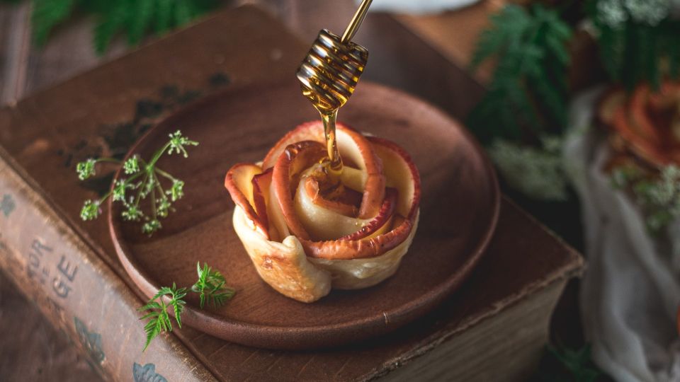 Вкуснее, чем в пекарне: эти яблочные слойки к чаю готовятся за 15 минут