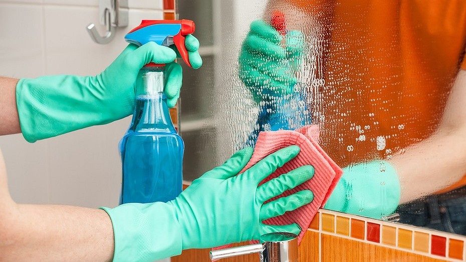 Секреты безупречной чистоты: Как помыть зеркало без разводов