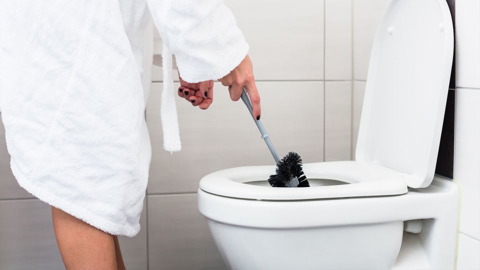 К этой хитрости прибегают все сантехники: безотказно работающий способ прочистки засора в унитазе