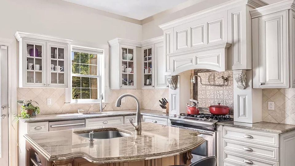 Ринулись в магазины: россияне массово скупают этот элемент кухни