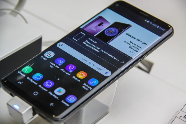 Как заряжать два телефона одновременно без розетки: бумажная скрепка и безумная физика