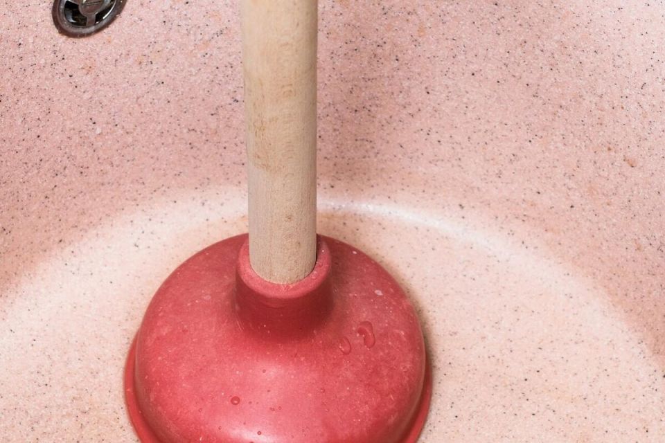 Как быстро устранить засор в раковине: простые и эффективные методы