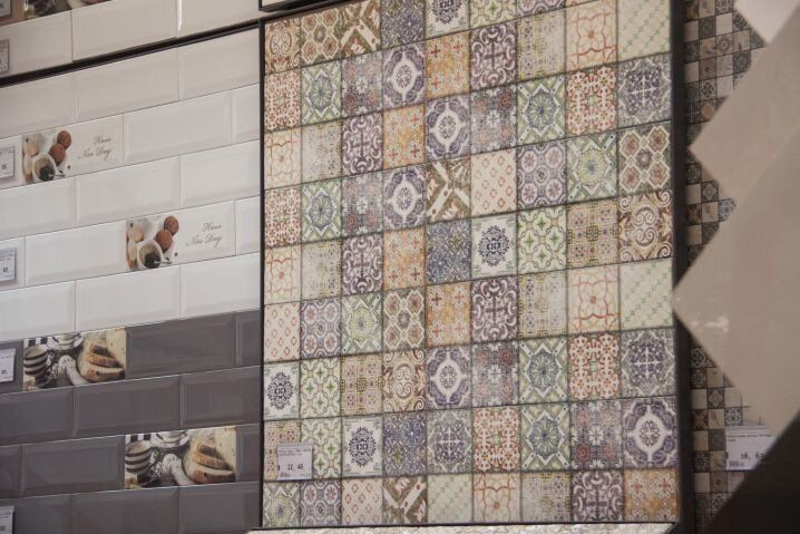 Чем быстро и эффективно очистить плитку в ванной от желтизны: этот продукт есть в каждом доме