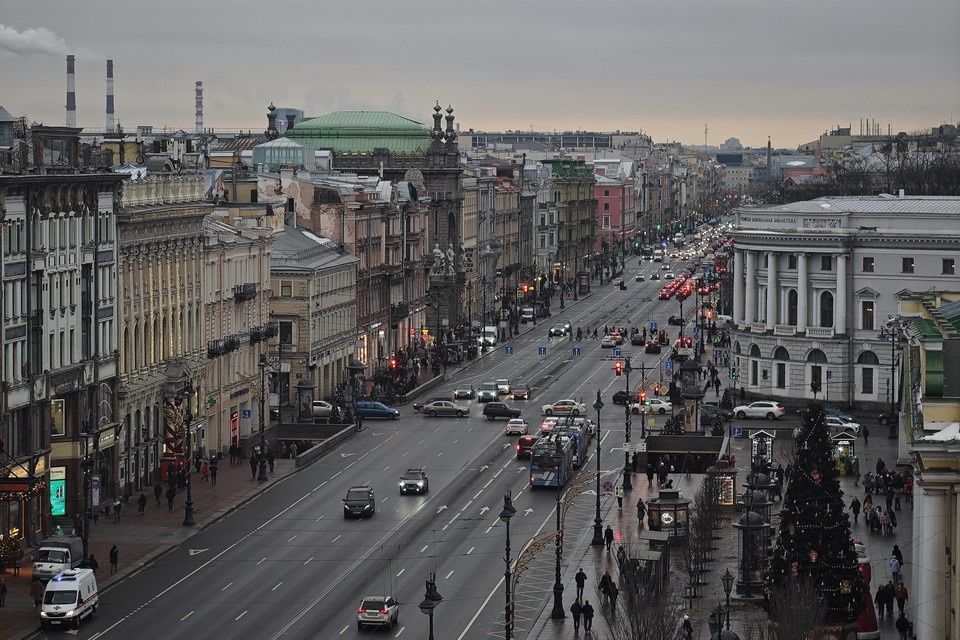 Сувенирные лавки выходят на первый план на Невском проспекте