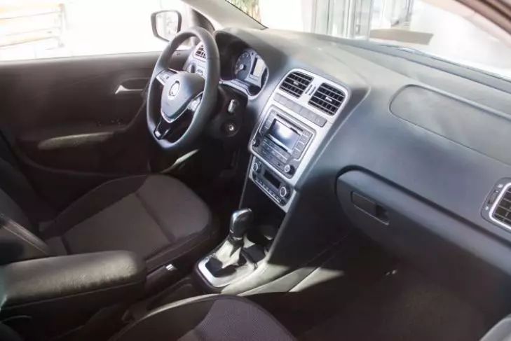 Женщина-механик дала совет всем автомобилистам: зачем держать лак для ногтей в машине