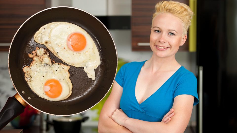 Хитрость для ленивых: как приготовить яичницу, не испачкав сковороды